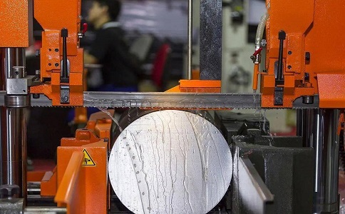 横县立式金属带锯床切削出现跑带故障解决方法！